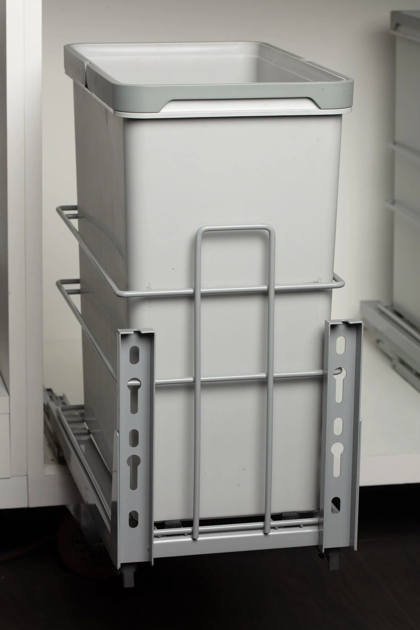 Single Waste Bin 1X28L Soft Close Gray (9 1/4 X 18 1/8 X 19 7/10) - Image 2