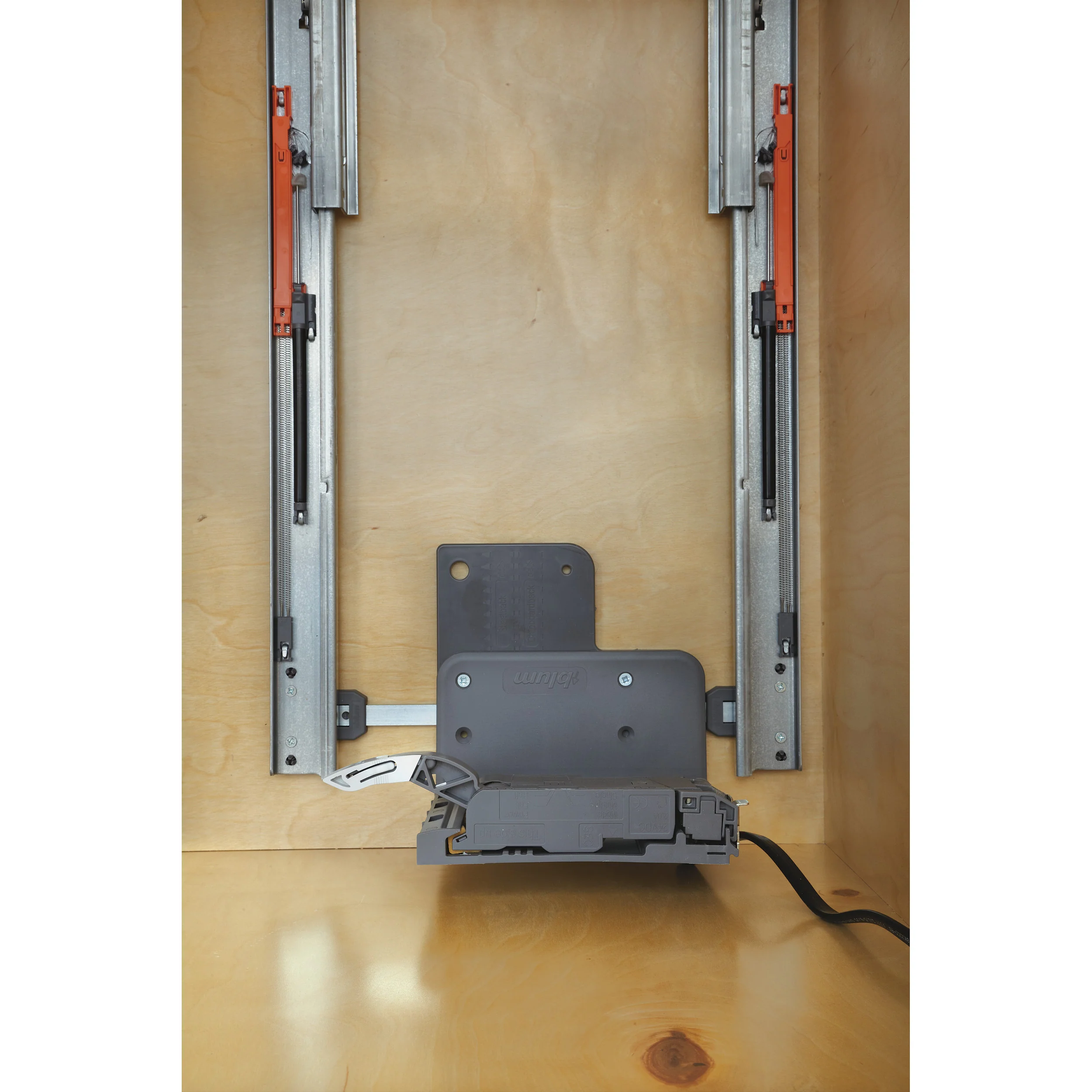 Servo Double 50 Qrt Pull-Out Waste Container Natural  18 in (457 mm) W x 22.5 in (572 mm) D x 24.25 in (616 mm) H - Image 5