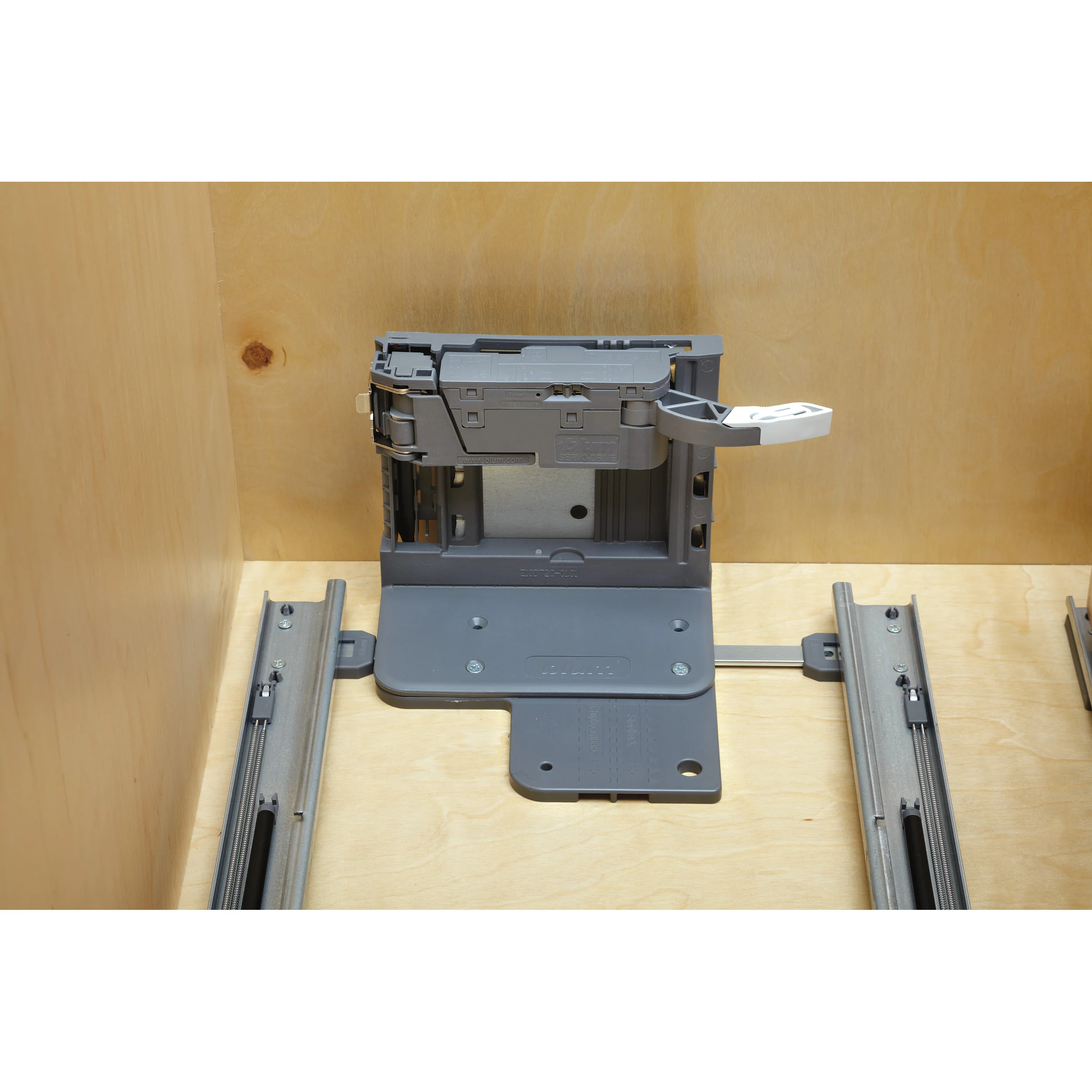 Servo Double 50 Qrt Pull-Out Waste Container Natural  18 in (457 mm) W x 22.5 in (572 mm) D x 24.25 in (616 mm) H - Image 6